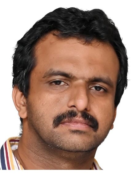 ഡോഫോഡിയിലെ ഡോക്ടർ പ്രഷീൻ, വരയുള്ള കോളർ ഷർട്ട് ധരിച്ചിരിക്കുന്നു.